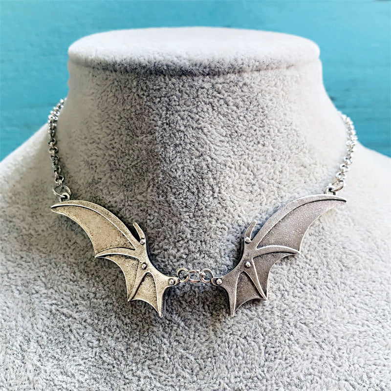 Collares de aleación de alas de murciélago de vampiro al por mayor